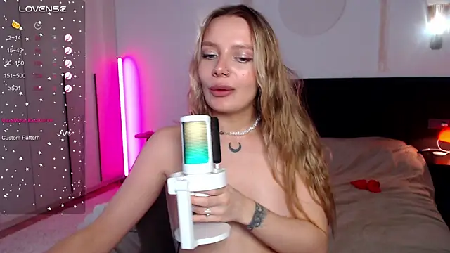 LunaticaBae online show from 03-15-25, 07:20