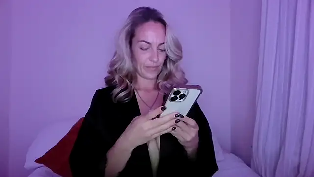 Snapshot of Edenfox- chatting on 10-10-25, 09:14 Edenfox- online show from 10-10-25, 09:14