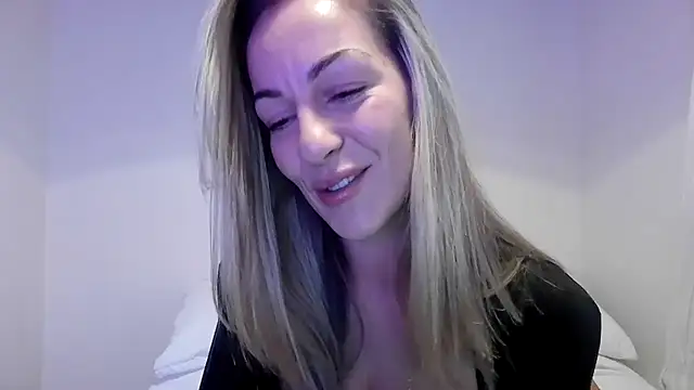 Snapshot of Edenfox- chatting on 11-06-25, 11:00 Edenfox- online show from 11-06-25, 11:00