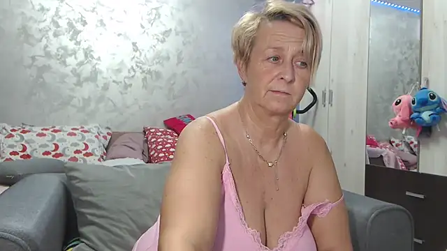 Snapshot of RosesandLillies chatting on 05-19-26, 02:23 RosesandLillies online show from 05-19-26, 02:23