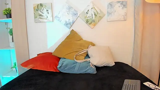 Snapshot of iiangel_ chatting on 11-06-25, 02:56 iiangel online show from 11-06-25, 02:56