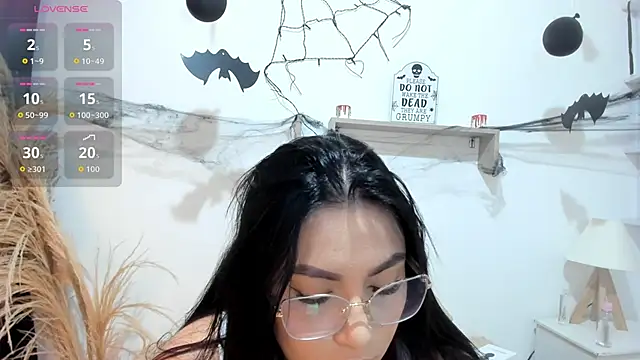 Snapshot of emily-777 chatting on 10-28-25, 11:18 emily-777 online show from 10-28-25, 11:18