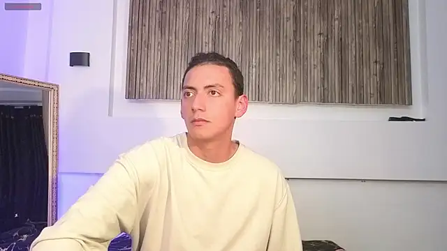 Snapshot of aron_and_paula chatting on 10-09-25, 04:32 aron and paula online show from 10-09-25, 04:32