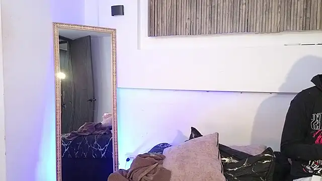 Snapshot of aron_and_paula chatting on 11-12-25, 04:57 aron and paula online show from 11-12-25, 04:57