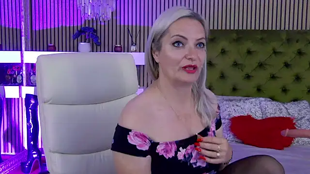 Snapshot of LadyTouch chatting on 05-07-26, 05:40 LadyTouch online show from 05-07-26, 05:40