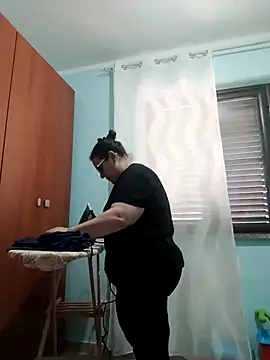 Snapshot of Dolcecurvy chatting on 06-19-26, 01:37 Dolcecurvy online show from 06-19-26, 01:37