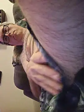 Snapshot of Smallone327 chatting on 12-21-25, 04:41 Smallone327 online show from 12-21-25, 04:41