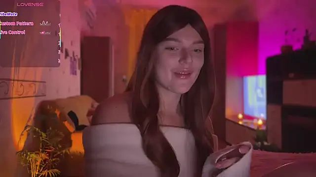 Snapshot of CherryRed_Girl chatting on 10-21-25, 06:30 CherryRed Girl online show from 10-21-25, 06:30