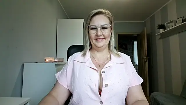 Snapshot of DianaLive chatting on 05-18-26, 06:30 DianaLive online show from 05-18-26, 06:30