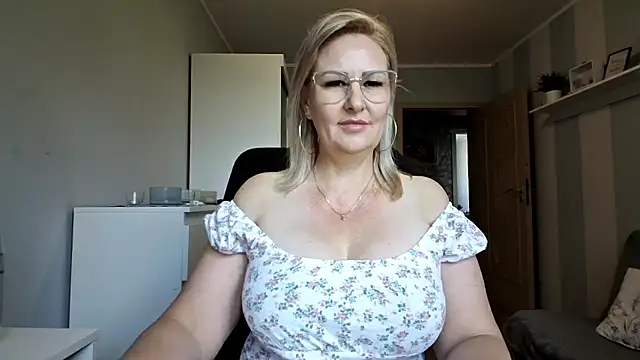 Snapshot of DianaLive chatting on 05-23-26, 08:29 DianaLive online show from 05-23-26, 08:29