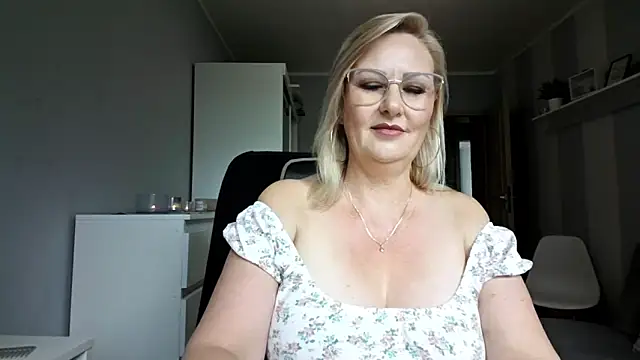 Snapshot of DianaLive chatting on 06-18-26, 09:14 DianaLive online show from 06-18-26, 09:14