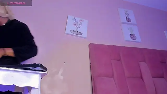 CHANELL 11INCHES online show from 10-26-25, 11:38