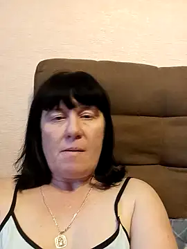 Qweeen00 online show from 10-28-25, 02:37