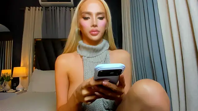 Snapshot of KylieSonique chatting on 07-21-26, 02:25 KylieSonique online show from 07-21-26, 02:25
