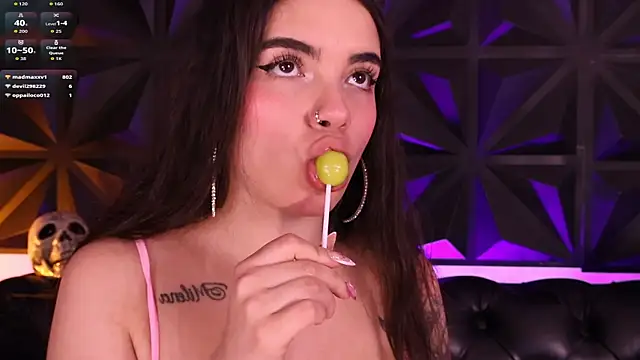 DaphneGlas online show from 10-29-25, 01:02