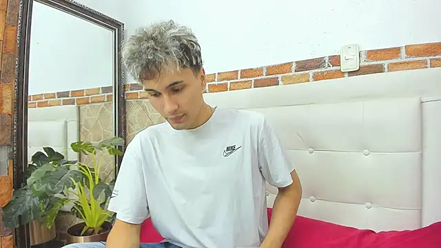 Snapshot of buddy_whitte chatting on 09-11-25, 12:05 buddy whitte online show from 09-11-25, 12:05