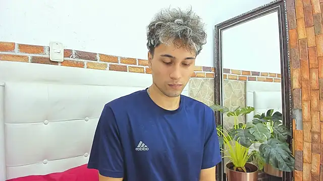 Snapshot of buddy_whitte chatting on 09-17-25, 12:18 buddy whitte online show from 09-17-25, 12:18