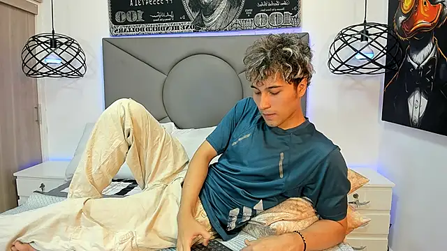 Snapshot of buddy_whitte chatting on 10-23-25, 12:04 buddy whitte online show from 10-23-25, 12:04