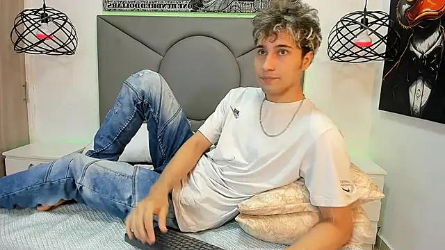 Snapshot of buddy_whitte chatting on 10-27-25, 12:09 buddy whitte online show from 10-27-25, 12:09