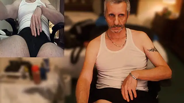 Snapshot of maxdaddy690 chatting on 09-11-25, 08:31 maxdaddy690 online show from 09-11-25, 08:31