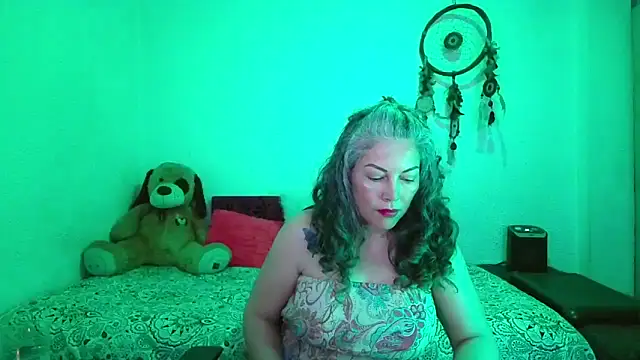 Victoria Lover online show from 11-30-25, 03:54