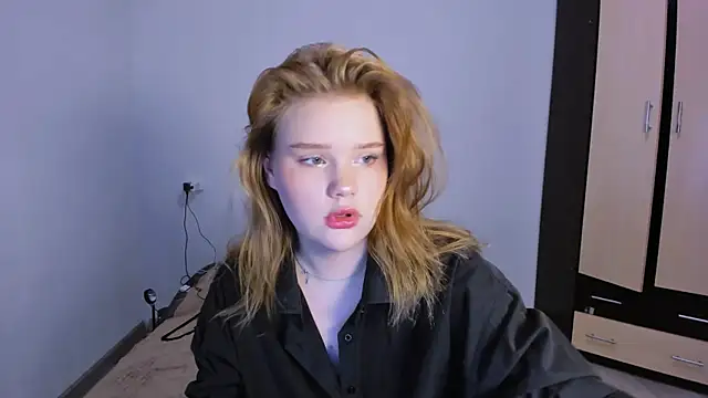 LaseyMoon online show from 11-21-25, 09:19