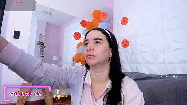 Snapshot of Valeriagomez_ chatting on 10-31-25, 12:17 Valeriagomez online show from 10-31-25, 12:17