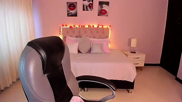 Emily Warren  online show from 04-25-26, 09:12