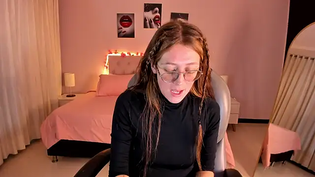 Snapshot of Emily_Warren_ chatting on 05-27-26, 07:44 Emily Warren online show from 05-27-26, 07:44