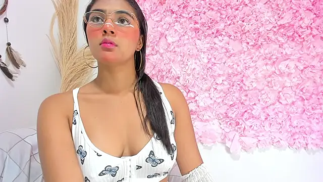 Snapshot of Melodymoore_ chatting on 02-14-26, 09:22 Melodymoore online show from 02-14-26, 09:22