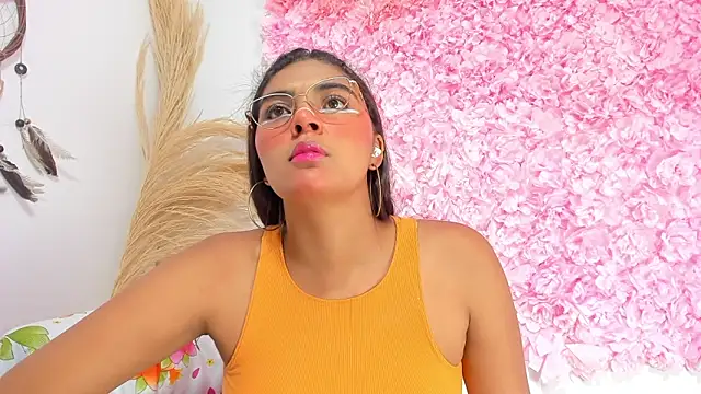 Snapshot of Melodymoore_ chatting on 02-18-26, 01:23 Melodymoore online show from 02-18-26, 01:23