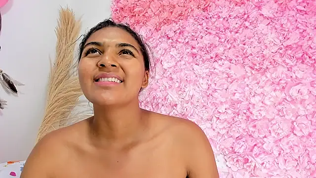 Snapshot of Melodymoore_ chatting on 02-18-26, 09:22 Melodymoore online show from 02-18-26, 09:22