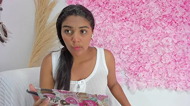 Snapshot of Melodymoore_ chatting on 02-24-26, 10:08 Melodymoore online show from 02-24-26, 10:08