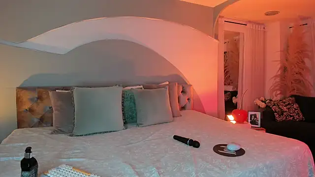 Elizabeth clark  online show from 11-12-25, 07:46