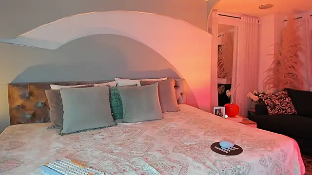 Elizabeth clark  online show from 11-14-25, 07:56