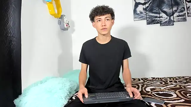 Snapshot of Maxxi_hot23 chatting on 03-15-25, 02:01 Maxxi hot23 online show from 03-15-25, 02:01