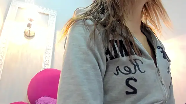 Snapshot of Bonniie_22 chatting on 09-18-25, 01:24 Bonniie 22 online show from 09-18-25, 01:24