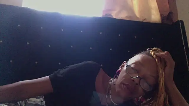 Ladyzee25 online show from 10-21-25, 02:29