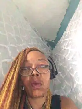 Ladyzee25 online show from 10-27-25, 03:38