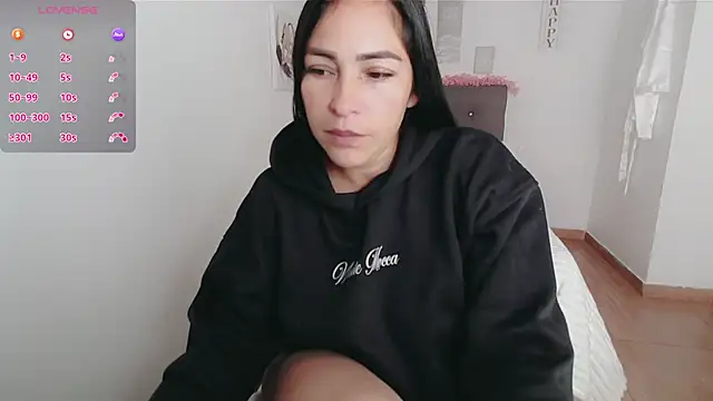 luna lgomez  online show from 10-15-25, 12:05