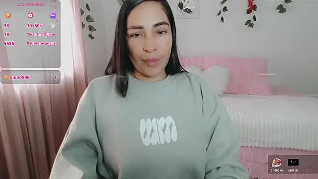 luna lgomez  online show from 10-31-25, 02:07