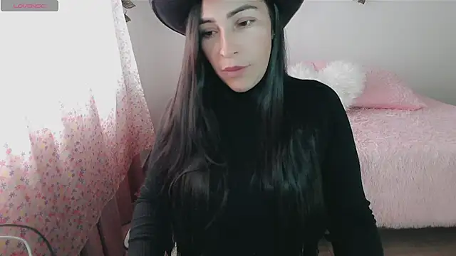 luna lgomez  online show from 11-11-25, 12:38