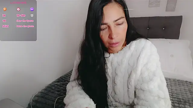 luna lgomez  online show from 11-28-25, 12:41