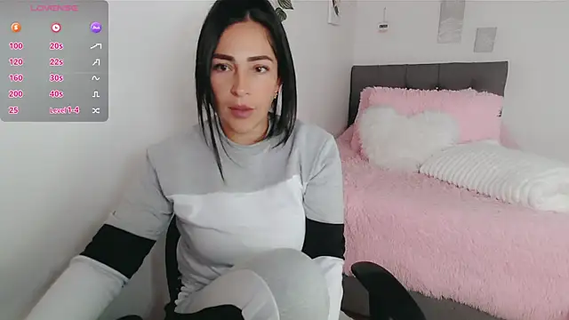 luna lgomez  online show from 12-19-25, 12:45