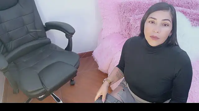 Snapshot of luna_lgomez_ chatting on 06-17-26, 12:13 luna lgomez online show from 06-17-26, 12:13