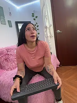 Snapshot of luna_lgomez_ chatting on 06-17-26, 12:18 luna lgomez online show from 06-17-26, 12:18