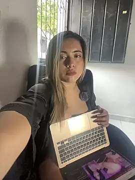 Snapshot of lunaxxx_69 chatting on 11-21-25, 09:24 lunaxxx 69 online show from 11-21-25, 09:24