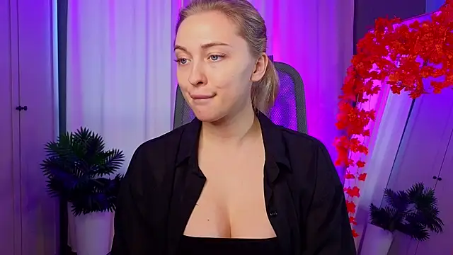 Snapshot of christie_luv chatting on 11-08-25, 01:11 christie luv online show from 11-08-25, 01:11