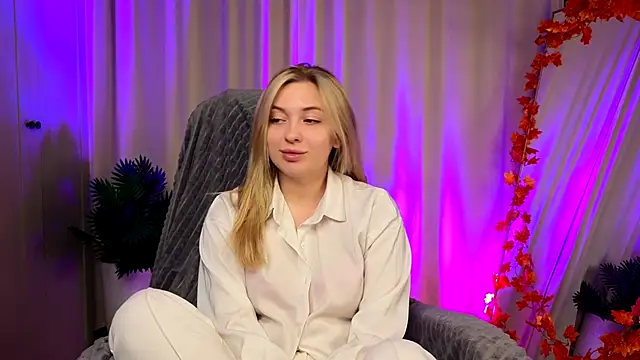 Snapshot of christie_luv chatting on 11-15-25, 02:24 christie luv online show from 11-15-25, 02:24