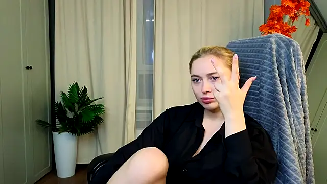 Snapshot of christie_luv chatting on 11-19-25, 02:28 christie luv online show from 11-19-25, 02:28